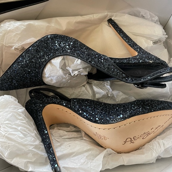 SOLD
Alice and Olivia Stilettos 39 EU , fits like a US size 7 1/2 - 8 . - Picture 2 of 6